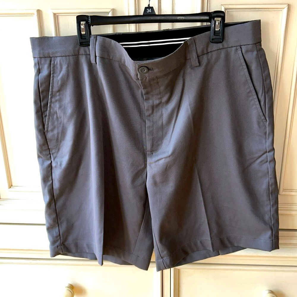 NWOT Men’s Grey Flat Front Golf Shorts Size 38